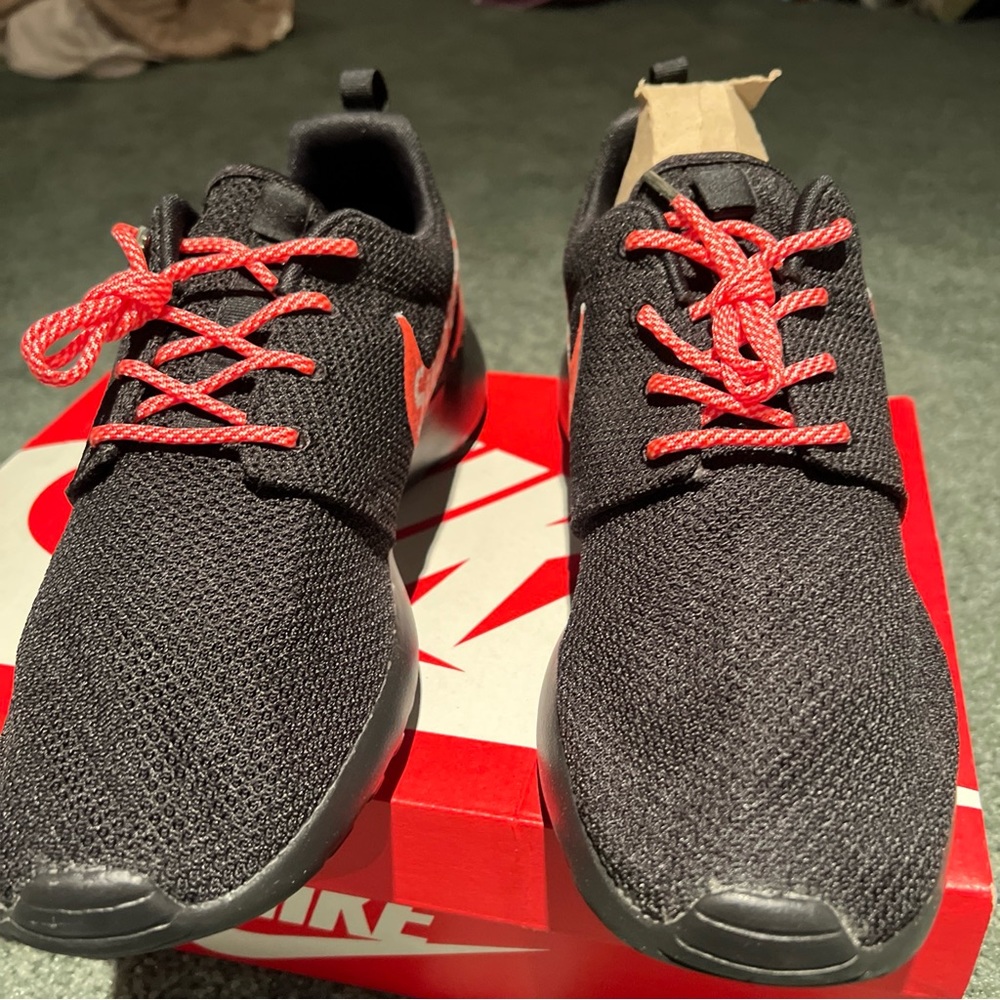 NIB CUSTOM MADE NIKE BLACK & RED ROSHE ONE SUPREME